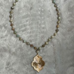 *EUC!* Beautiful Shades of Green Beaded Necklace with Gold Pendant